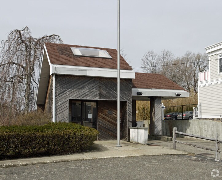 16 Spring St, Sag Harbor, NY à louer - Photo du bâtiment - Image 3 de 11