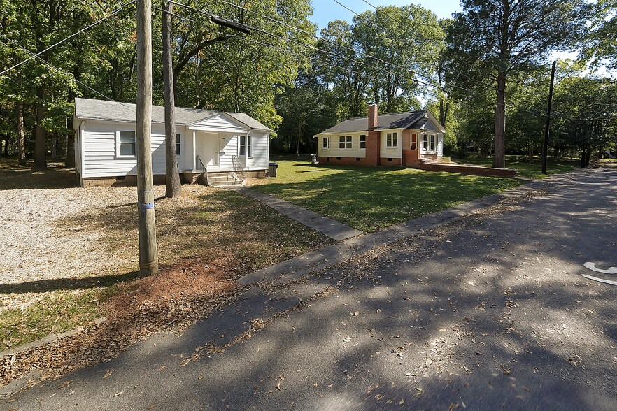 Plaza Assemblage portefeuille de 3 propriétés à vendre sur LoopNet.ca - Photo du bâtiment - Image 2 de 7