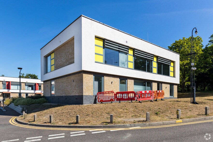 Nesfield Rd, Colchester à louer - Photo du bâtiment - Image 2 de 16