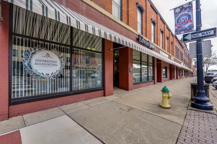121-127 E Main St, Ravenna, OH à vendre - Photo du bâtiment - Image 2 de 53