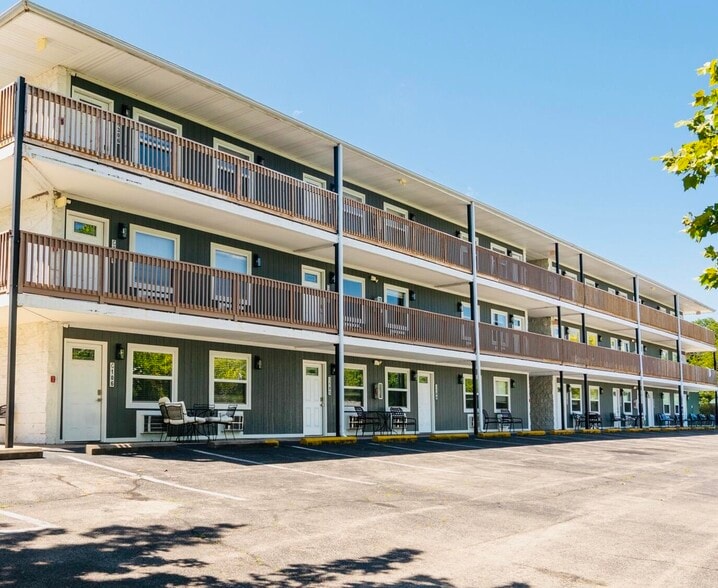 Branson King Resorts & Suites portfolio of 2 properties for sale on LoopNet.ca - Building Photo - Image 2 of 36