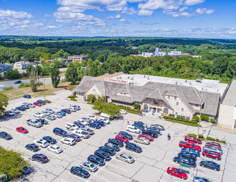 300 Quaker Ln, Warwick, RI à vendre - Photo principale - Image 1 de 1