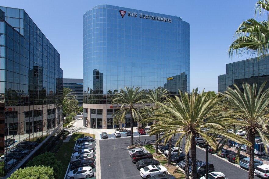 7777 Center Ave, Huntington Beach, CA à louer - Photo du bâtiment - Image 3 de 18