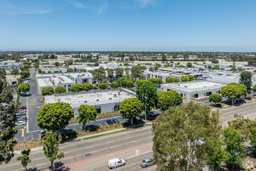 2730 S Harbor Blvd, Santa Ana, CA à louer - Aérien - Image 3 de 6