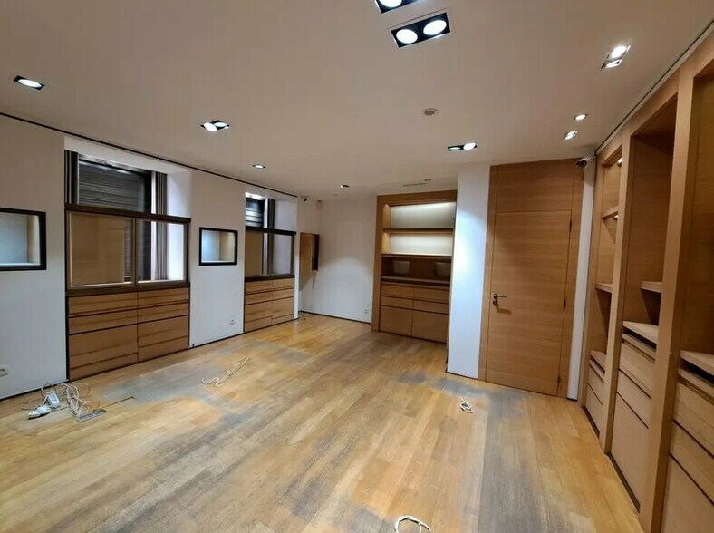 Retail in Bordeaux for lease - Interior Photo - Image 2 of 9