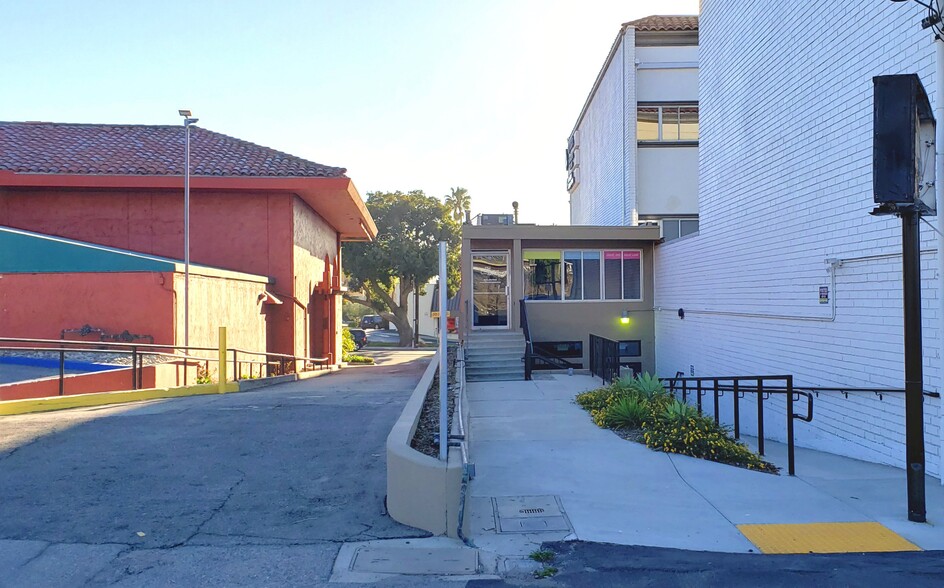 1666 S Pacific Coast Hwy, Redondo Beach, CA for lease - Building Photo - Image 2 of 7