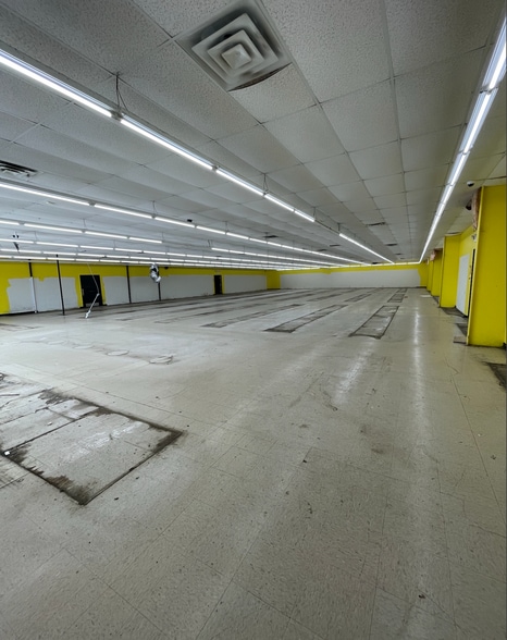 35 Arnold Ln, Bloomfield, KY for sale - Interior Photo - Image 3 of 11