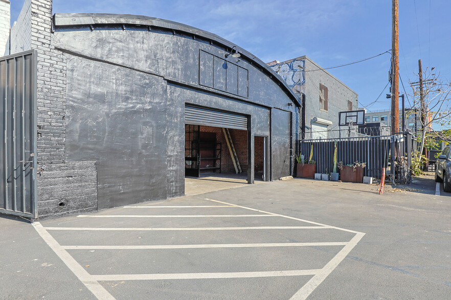 2332 E 8th St, Los Angeles, CA for lease - Building Photo - Image 3 of 71