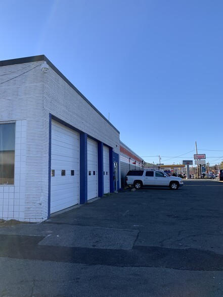 1384 Hartford Ave, Johnston, RI à louer - Photo du bâtiment - Image 3 de 6