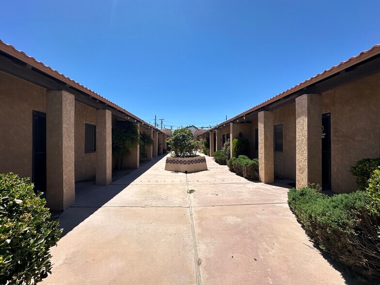 12064 Jacaranda Ave, Hesperia, CA à louer - Photo du bâtiment - Image 3 de 10