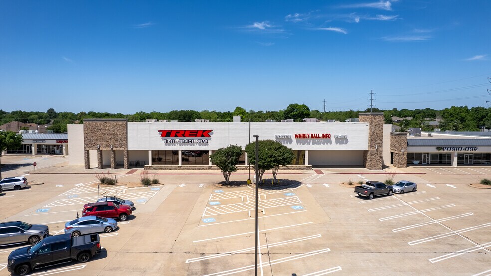 113-217 Harwood Rd, Hurst, TX à louer - Photo du bâtiment - Image 1 de 15