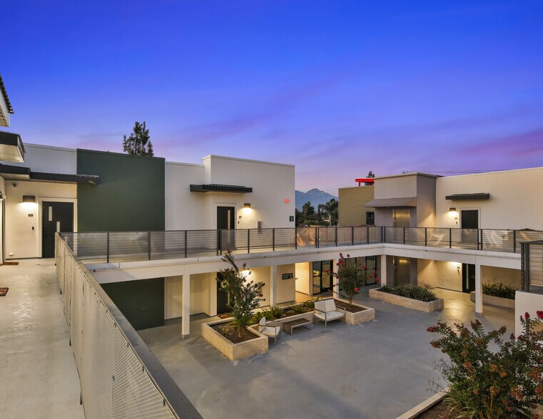 1300 W Mission Blvd, Pomona, CA à vendre - Photo du bâtiment - Image 1 de 85