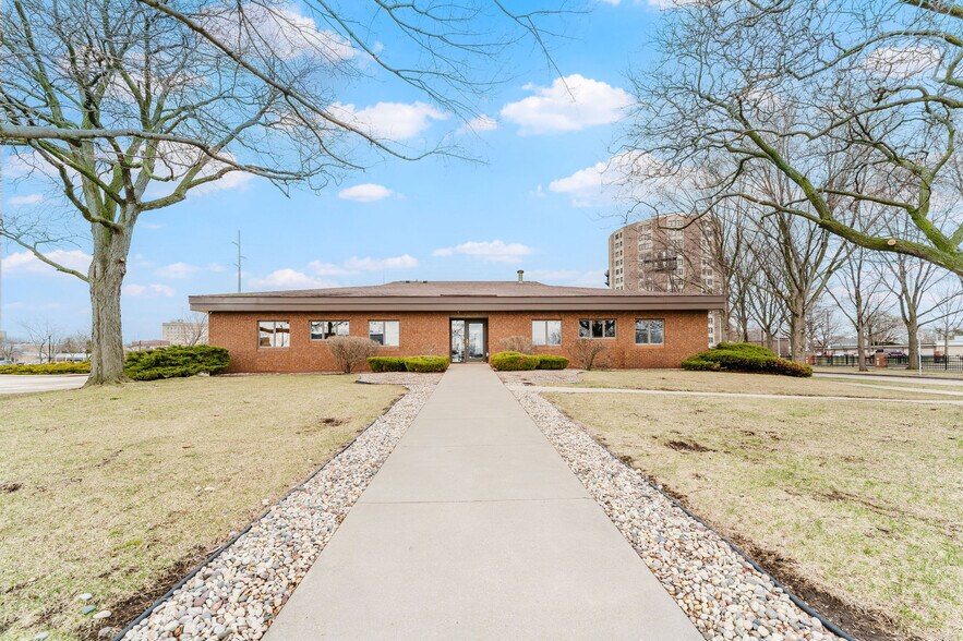 217 Ceape Ave, Oshkosh, WI à louer - Photo du bâtiment - Image 2 de 4