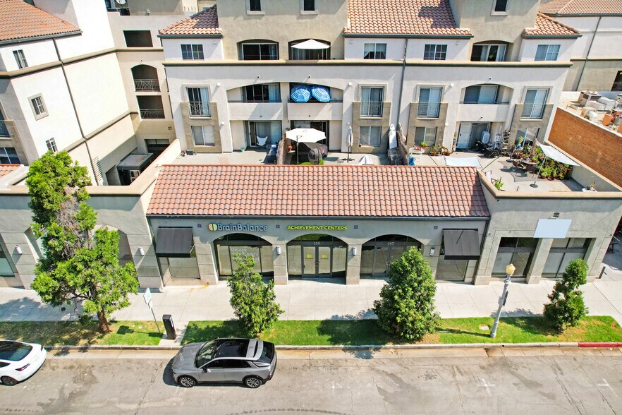 151 E Holly St, Pasadena, CA à louer - Photo du bâtiment - Image 3 de 7