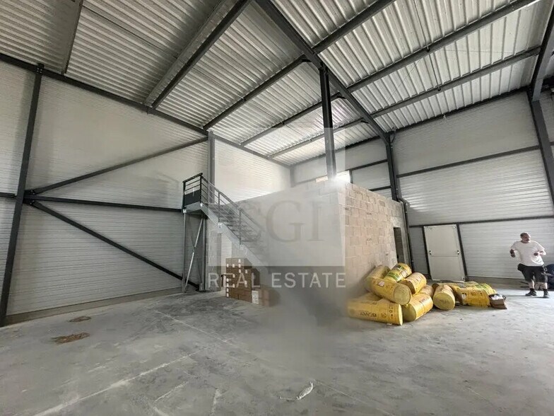 Flex in Chassieu for lease - Building Photo - Image 3 of 11