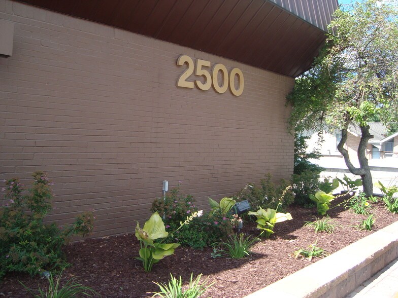 2500 Packard Rd, Ann Arbor, MI à louer - Photo du bâtiment - Image 2 de 11