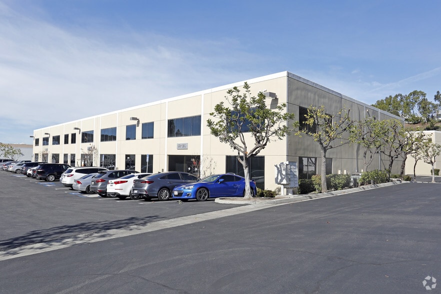 25 W Easy St, Simi Valley, CA for lease - Primary Photo - Image 1 of 13