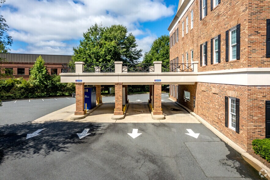 10400 Mallard Creek Rd, Charlotte, NC à louer - Photo du bâtiment - Image 3 de 6