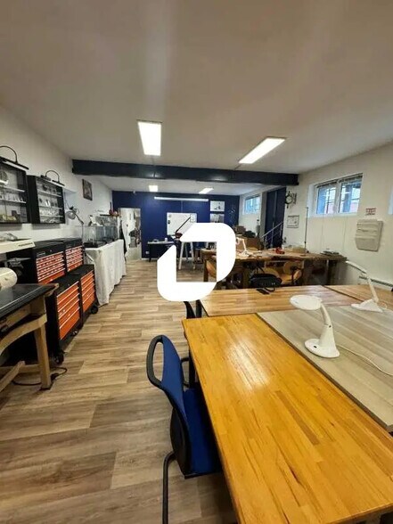 Flex in Montreuil for lease - Interior Photo - Image 2 of 4