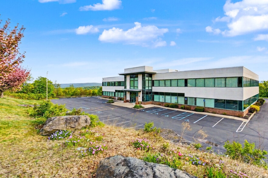 72 Glenmaura National Blvd, Moosic, PA for lease - Building Photo - Image 1 of 21