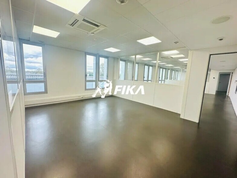 Office in Mérignac for lease - Interior Photo - Image 2 of 6