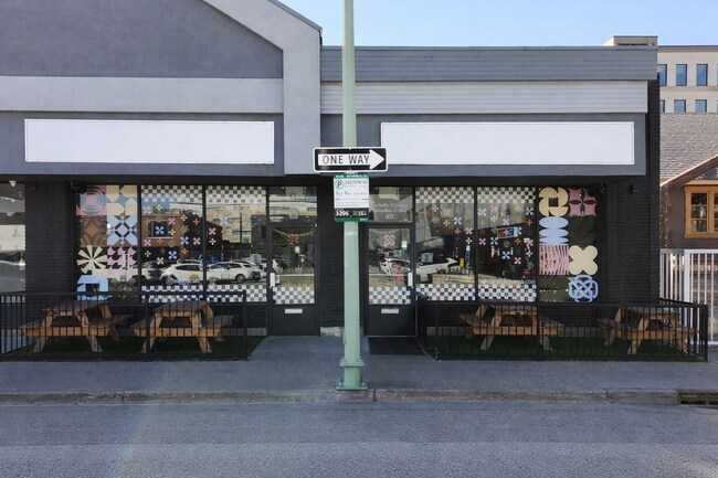 Plus de détails pour 571-581 Lawrence Av, Kelowna, BC - Commerce de détail à louer