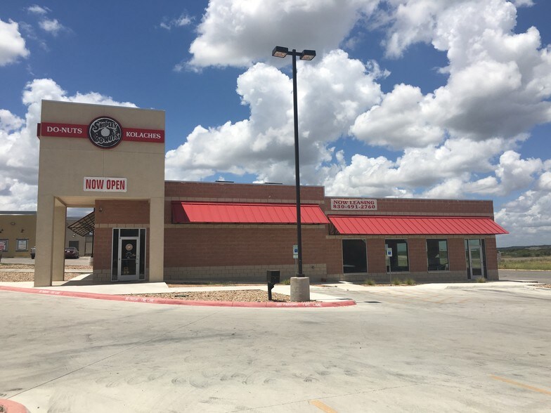 3201 Commercial Cir, New Braunfels, TX à louer - Photo du bâtiment - Image 2 de 6