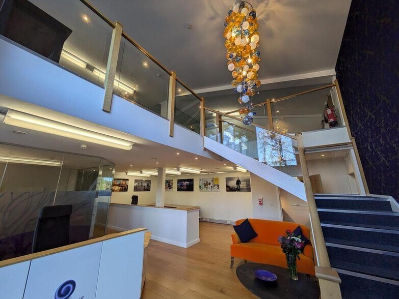 Douglas Dr, Godalming à louer - Photo du bâtiment - Image 2 de 9