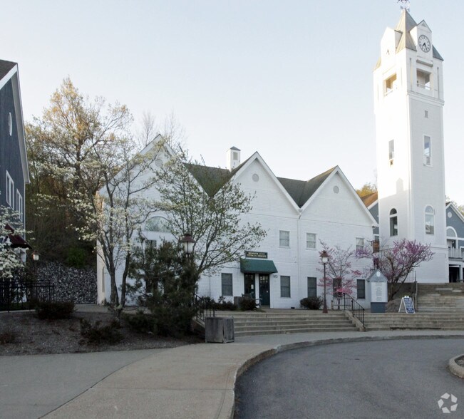 200 Clock Tower Commons, Brewster Village, NY à vendre - Photo du bâtiment - Image 1 de 1
