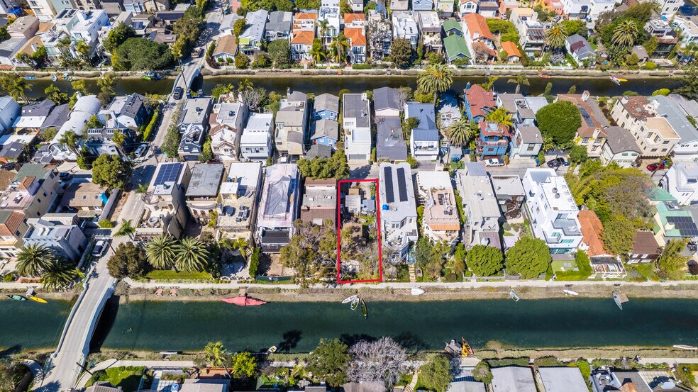 415 Sherman Canal, Venice, CA à vendre - Photo du bâtiment - Image 3 de 9