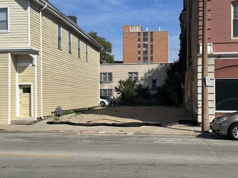 2104 W Wells St, Milwaukee, WI à vendre - Photo du bâtiment - Image 3 de 4