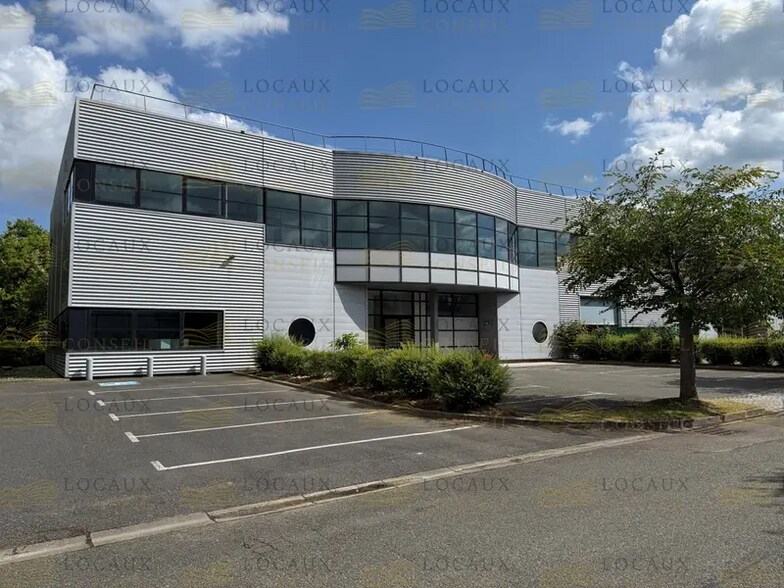 Flex in Élancourt for lease - Building Photo - Image 2 of 3