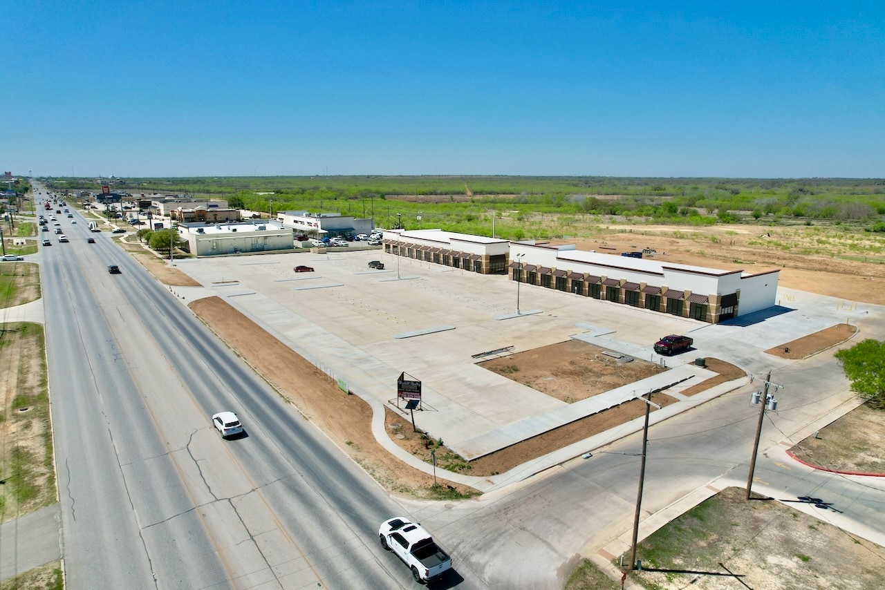 901 Palmer Ln, Pleasanton, TX for lease Primary Photo- Image 1 of 6