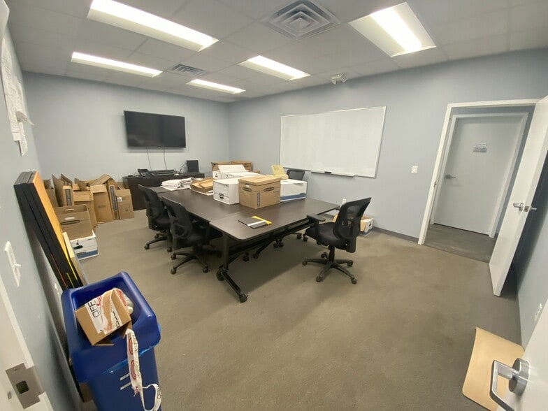 961 Michael Dr, Chesapeake, VA for lease - Interior Photo - Image 2 of 20