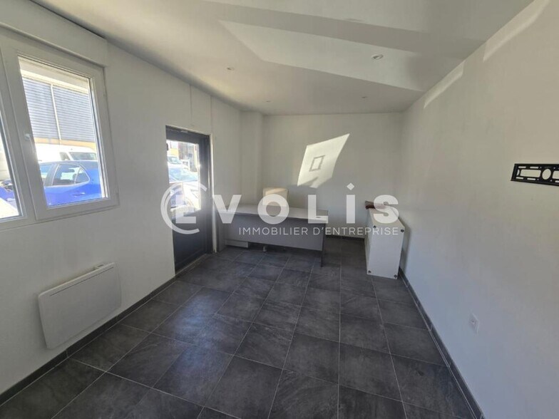 Flex in Marolles-en-Hurepoix for lease - Interior Photo - Image 3 of 5