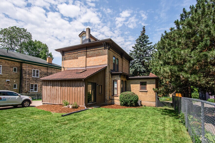 109 College St, Kitchener, ON à vendre - Photo du bâtiment - Image 3 de 26