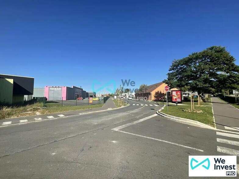 Retail in Saint-Thibault-des-Vignes for lease - Building Photo - Image 2 of 5