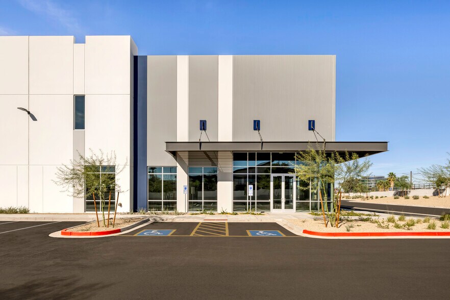4833 E Washington St, Phoenix, AZ à louer - Photo du bâtiment - Image 2 de 9