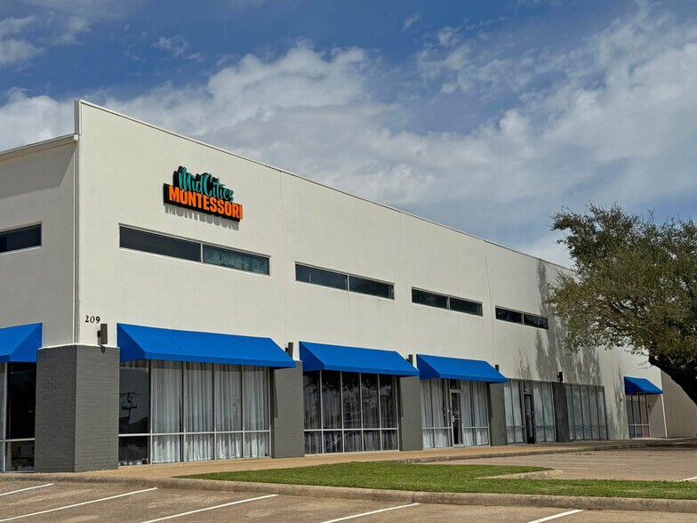 113-217 Harwood Rd, Hurst, TX à louer - Photo du bâtiment - Image 3 de 15