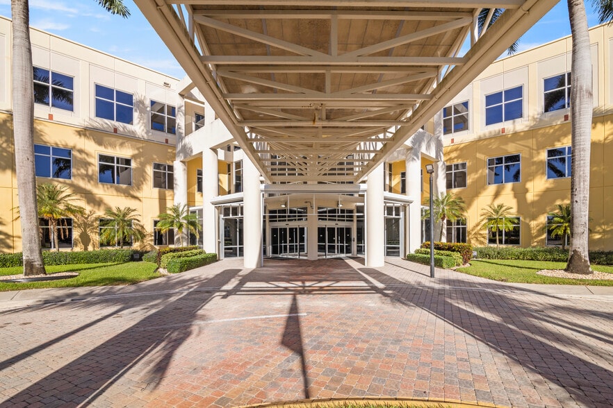 901 Peninsula Corporate Cir, Boca Raton, FL for lease - Building Photo - Image 2 of 10