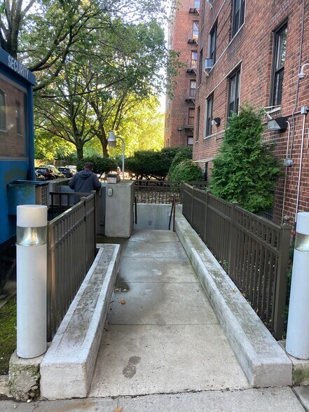 90 Laurel Hill Ter, New York, NY for lease - Building Photo - Image 2 of 23