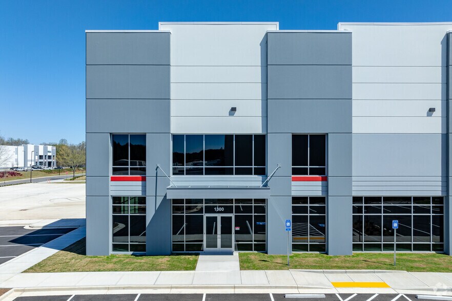 1300 Whitewater Pl, Fairburn, GA à louer - Photo du bâtiment - Image 2 de 6