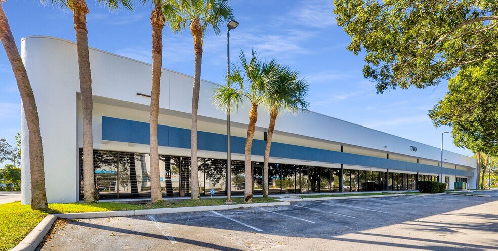 1700 NW 64th St, Fort Lauderdale, FL à louer - Photo du bâtiment - Image 1 de 1