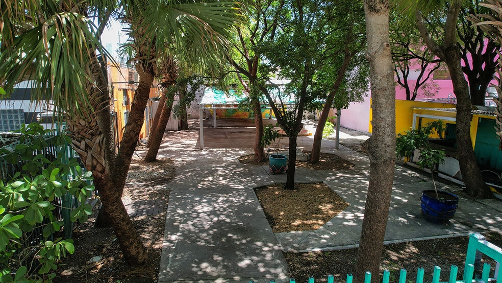 176 NW 24th St, Miami, FL for lease - Building Photo - Image 2 of 8
