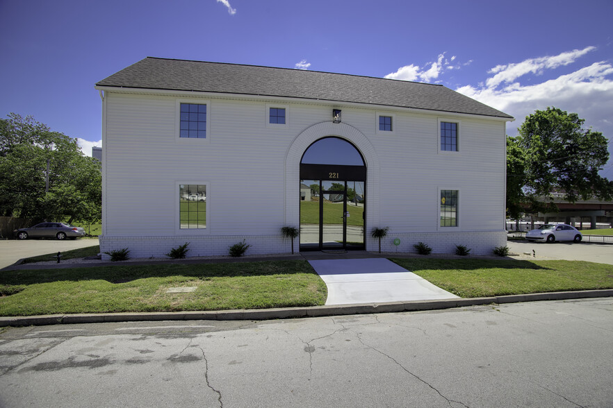 221 S Nogales Ave, Tulsa, OK for lease - Building Photo - Image 1 of 28