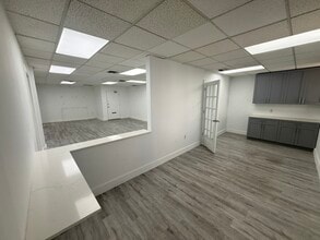 7506-7560 NW 70th St, Miami, FL à louer Photo intérieure- Image 2 de 21