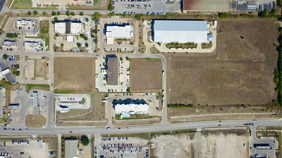 221 ST Dr, Buda, TX à vendre - Photo du bâtiment - Image 3 de 11
