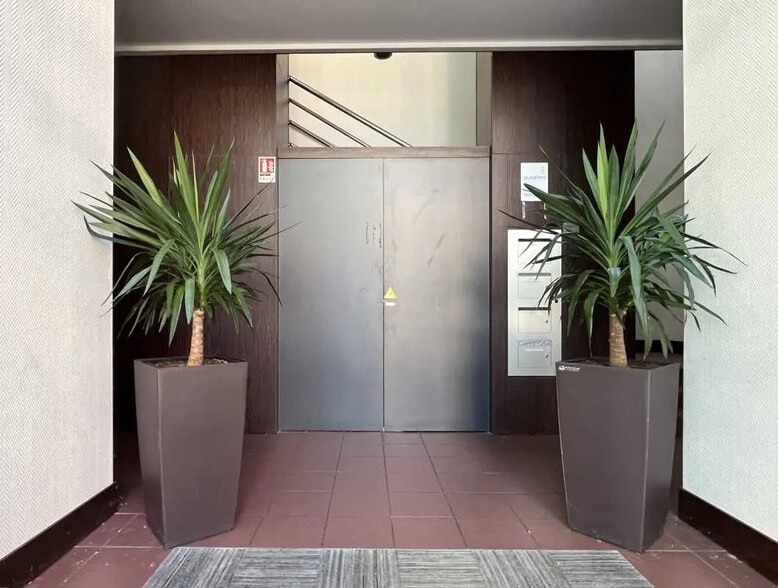 Office in SAINT-DIDIER-AU-MONT-D'OR for sale - Lobby - Image 2 of 17