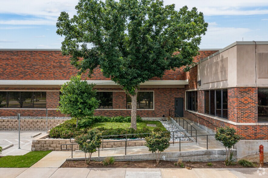 8600 Harry Hines Blvd, Dallas, TX à louer - Photo du bâtiment - Image 3 de 6