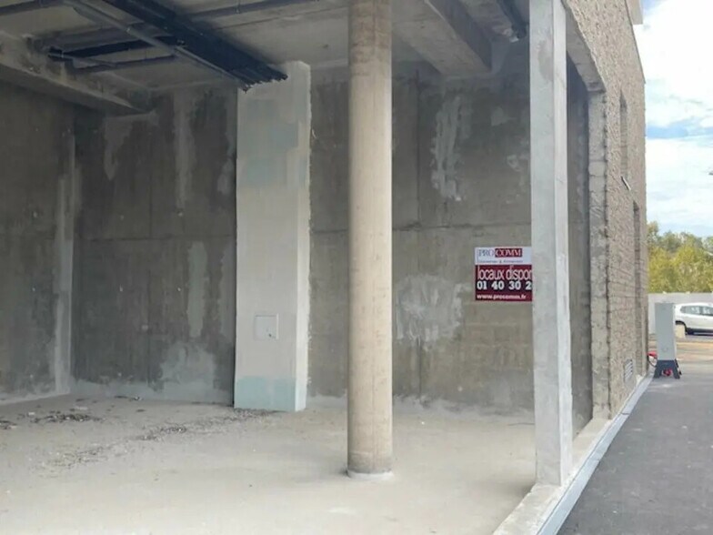 Retail in Savigny-le-Temple for lease - Building Photo - Image 1 of 7